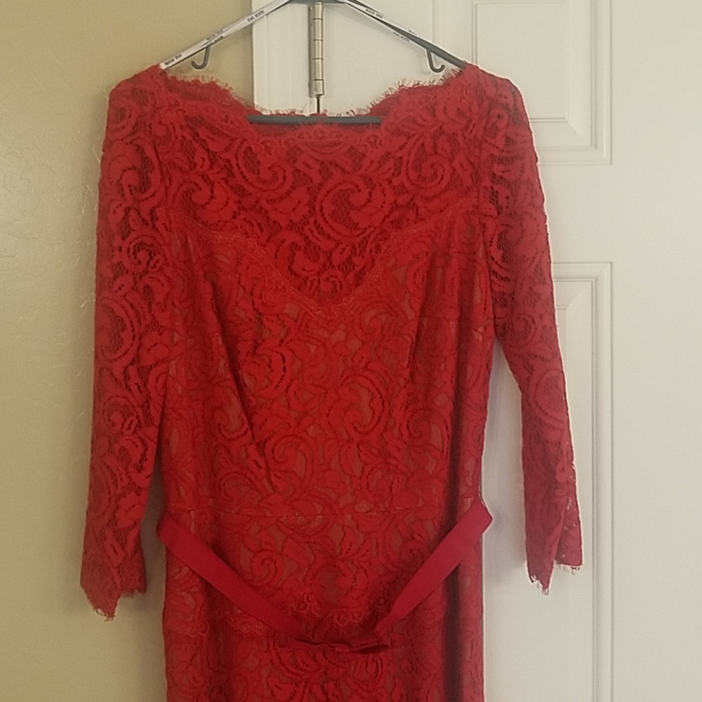 Tadashi shoji red lace evenin gown
